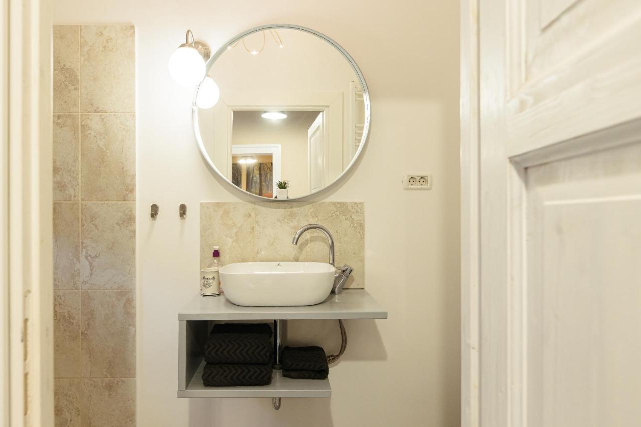 Chic Apartment In Historical City Center Тимишоара Екстериор снимка